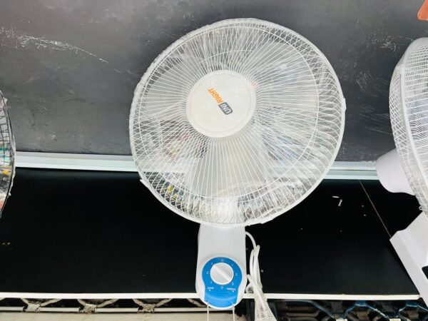 Uniright Wall Fan – Reliable Cooling, Sleek & Space-Saving Design